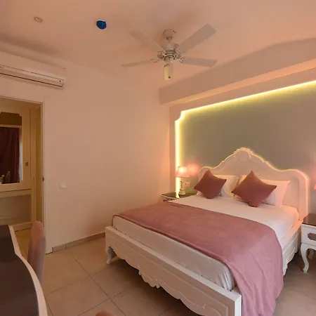 호텔 Montebello Deluxe 3*