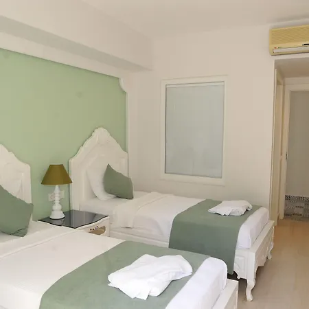 מלון Montebello Deluxe 3*