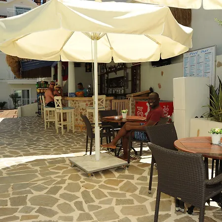 Montebello Deluxe מלון