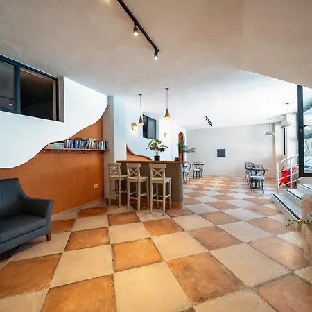 Montebello Deluxe Ξενοδοχείο 3*