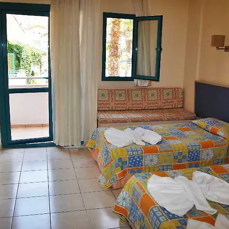 מלון Montebello Deluxe 3*
