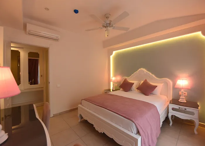 ホテル Montebello Deluxe 3*