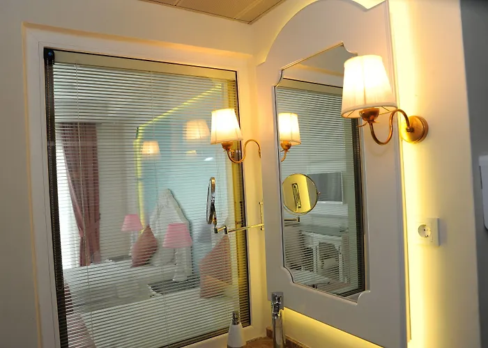 Montebello Deluxe ホテル 3*