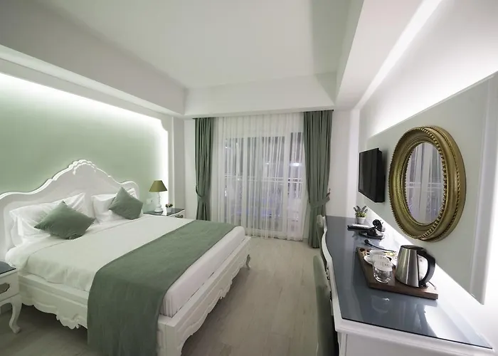 ホテル Montebello Deluxe 3*